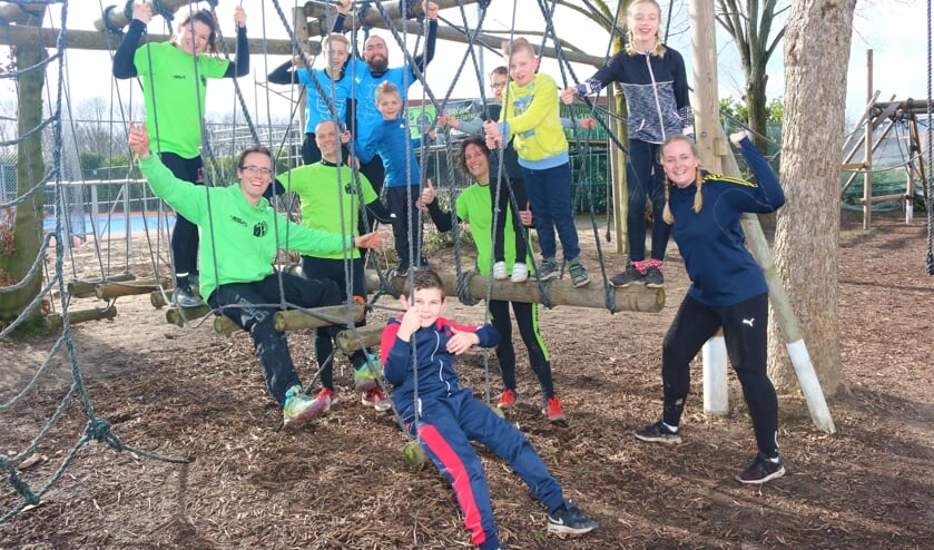Primates introduceert ouder-kindtrainingen. Tweede van links initiatiefnemer en trainer Joey Bakker.
