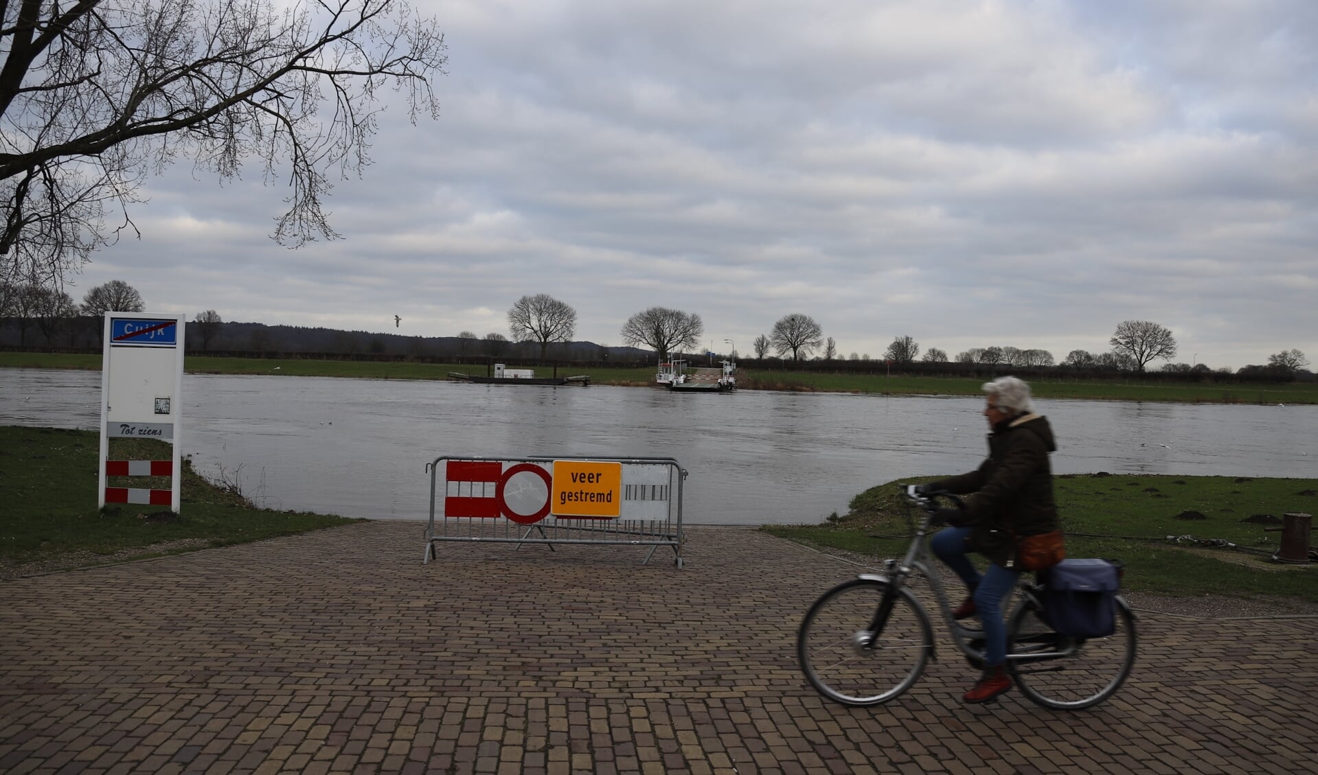 Hoog water in de Maas, pontje tussen Cuijk en Middelaar uit de vaart
