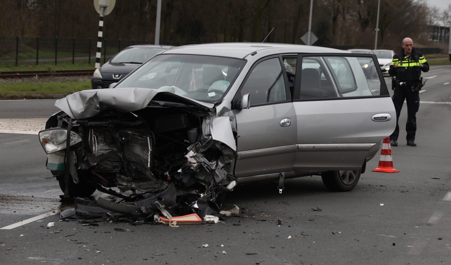 Gewonden bij flinke botsing op kruising Megensebaan/Berghemseweg. (Foto: Gabor Heeres, Foto Mallo)