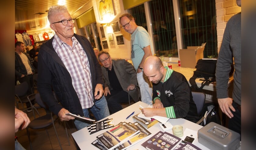Martijn Schwillens signeert zijn boek tijdens de boekpresentatie op De Wageningse Berg.  