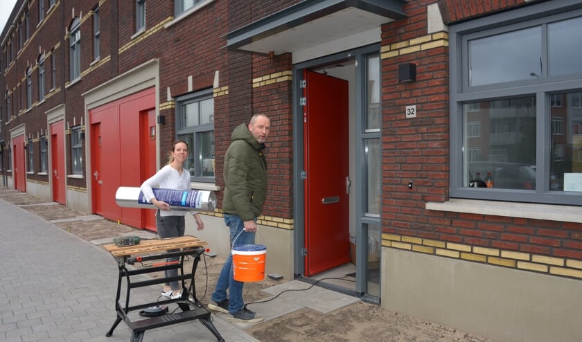 Yvonne en Patrick voor hun nieuwe huis. (foto: Henk Lunenburg)