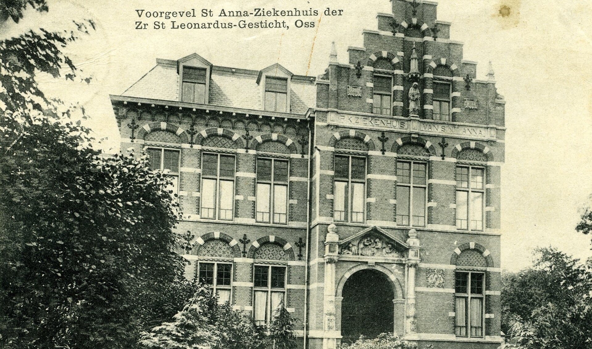 De verzorging van zieken en ouderen door de Zusters van Liefde resulteerde in 1913 in de bouw van het eerste Osse ziekenhuis. (Stadsarchief Oss)