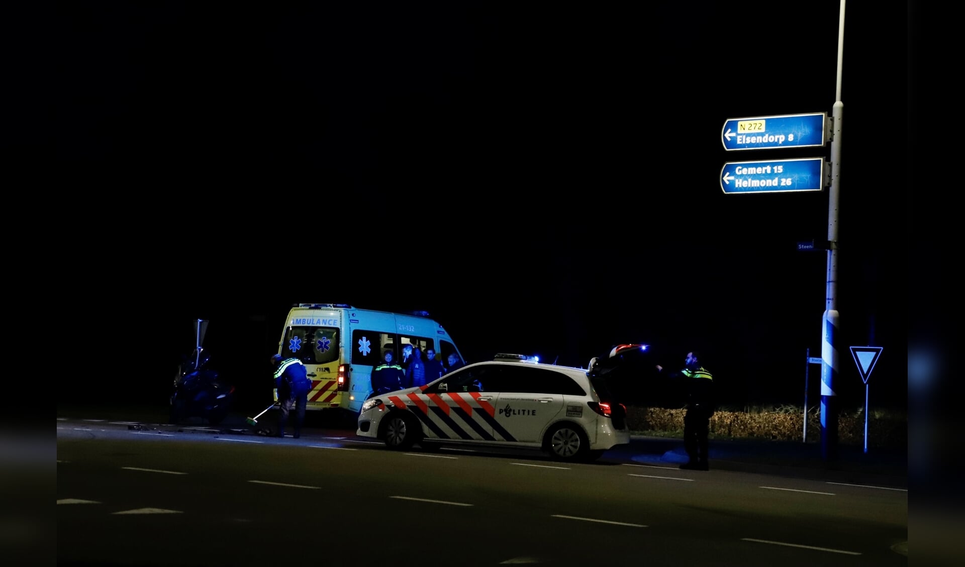 Motorscooterrijder gewond naar ziekenhuis na aanrijding op N272 bij Oploo.