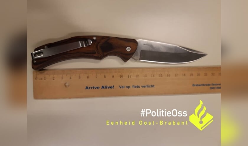 Het mes. (Foto: Facebook politie Oss)