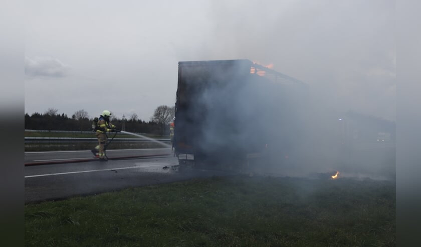 Aanhanger met stro vat vlam op de A73 bij Boxmeer.