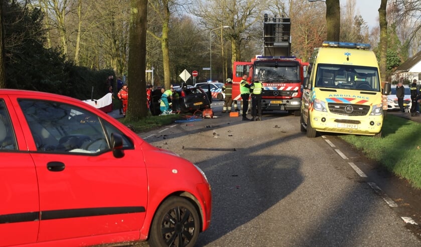 Gewonden bij ongeval op kruising Berghemseweg - Koolwijksestraat. (Foto: Gabor Heeres, Foto Mallo)
