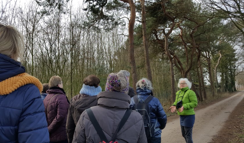 De zorgverlener beantwoordt wandelend vragen rondom voeding, beweging of medicijngebruik.