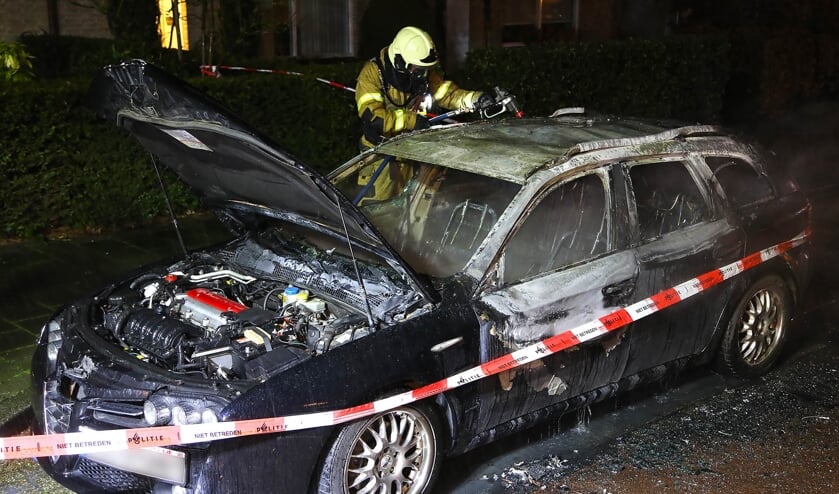 Autobrand in Molenstraat. (Foto Gabor Heeres Foto Mallo)