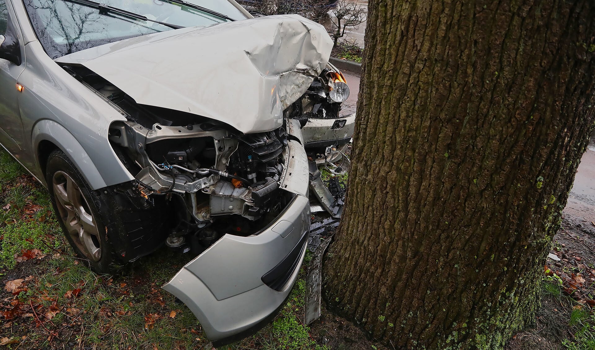 Automobilist gewond bij ongeval op Bosschebaan in Heesch. (Foto: Gabor Heeres, Foto Mallo)
