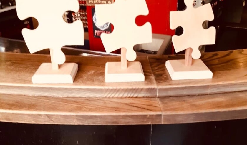 De prijzen voor de eerste Boxmeerse Puzzelwedstrijd.