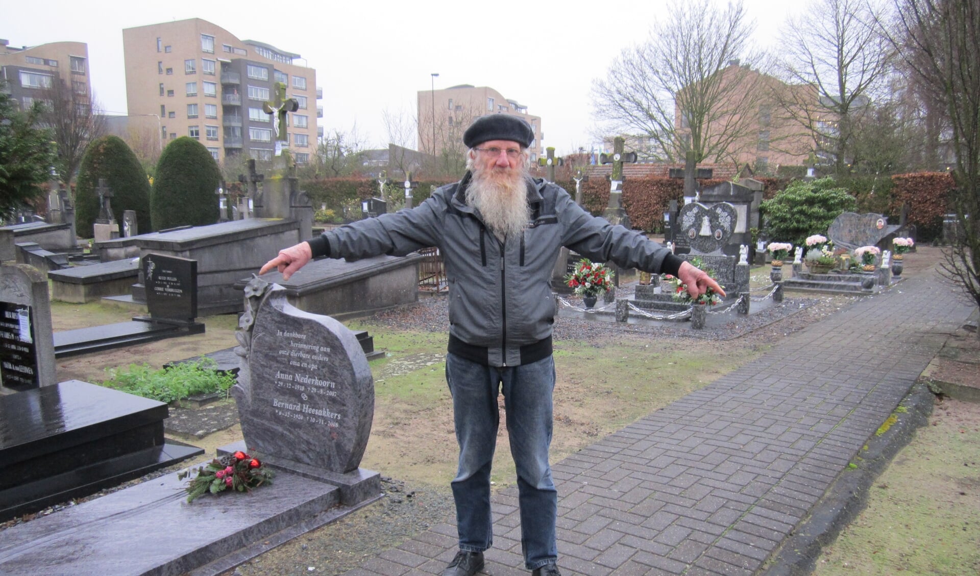 Met zijn rechterhand wijst Broer van Gestel naar het graf van Jan Cunen (stadsarchivaris) en met zijn linker naar het graf van Leo van den Bergh (fotograaf).