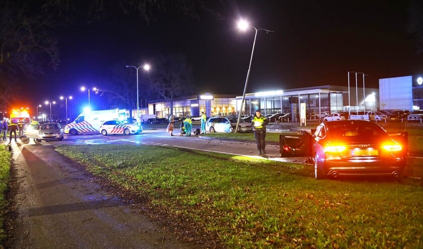 Auto's botsen op Kantsingel, politie doet onderzoek. (Foto: Gabor Heeres, Foto Mallo)
