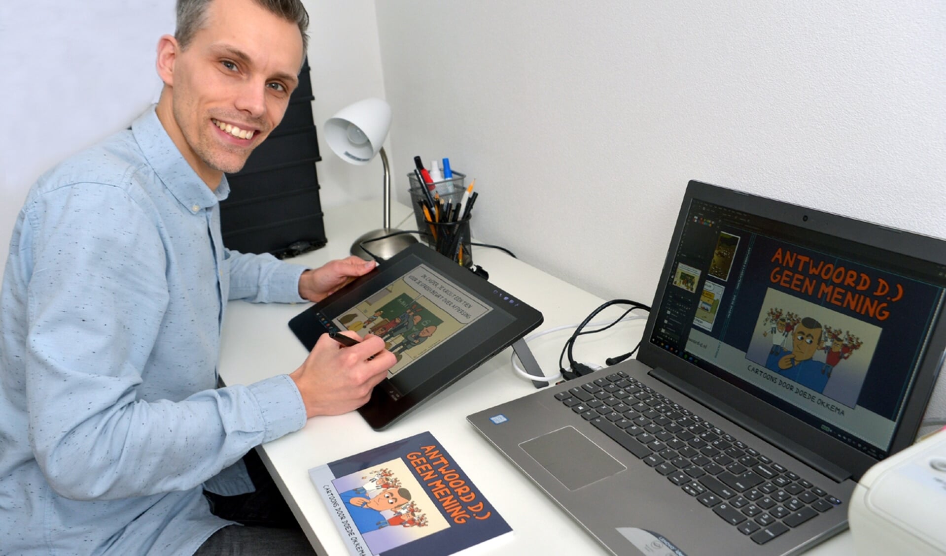 Doede achter zijn bureau. (foto: Henk Lunenburg)