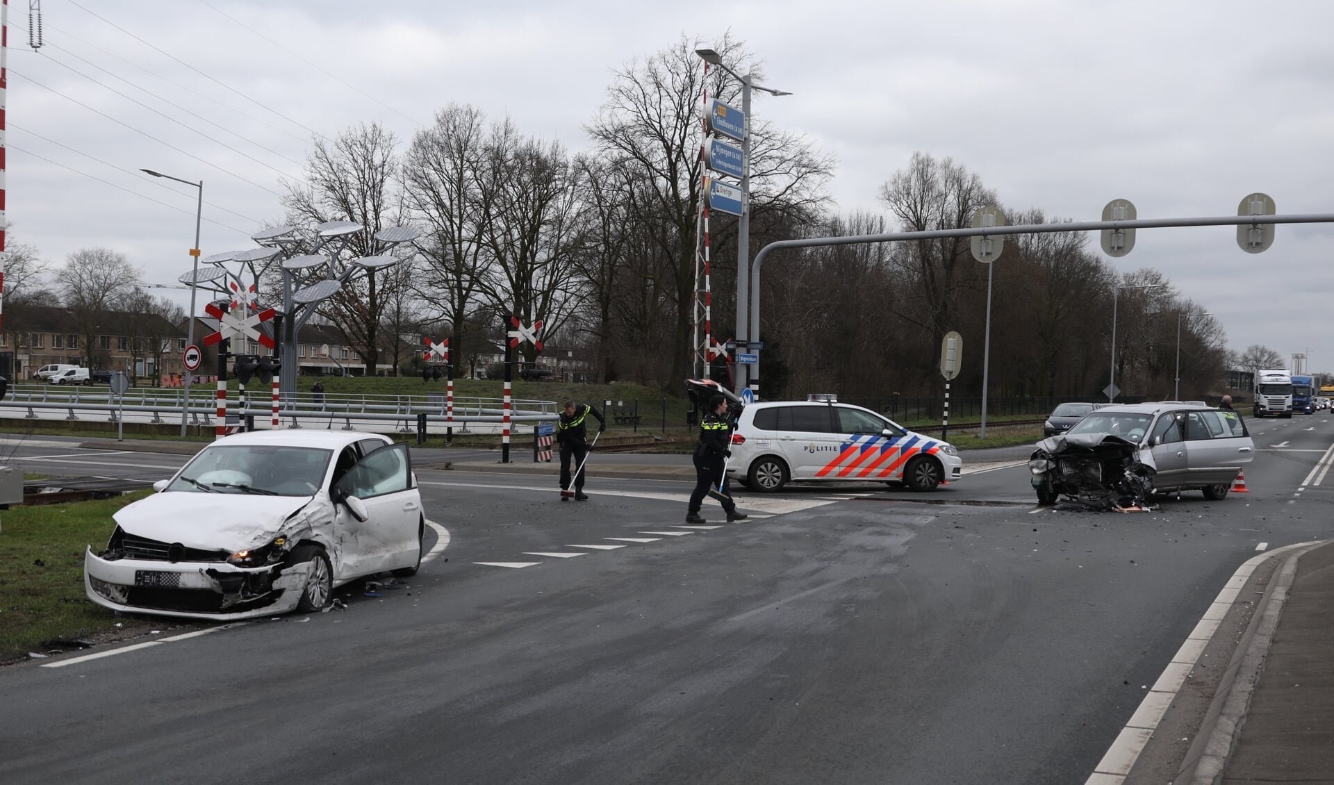 Gewonden bij flinke botsing op kruising Megensebaan/Berghemseweg. (Foto: Gabor Heeres, Foto Mallo)