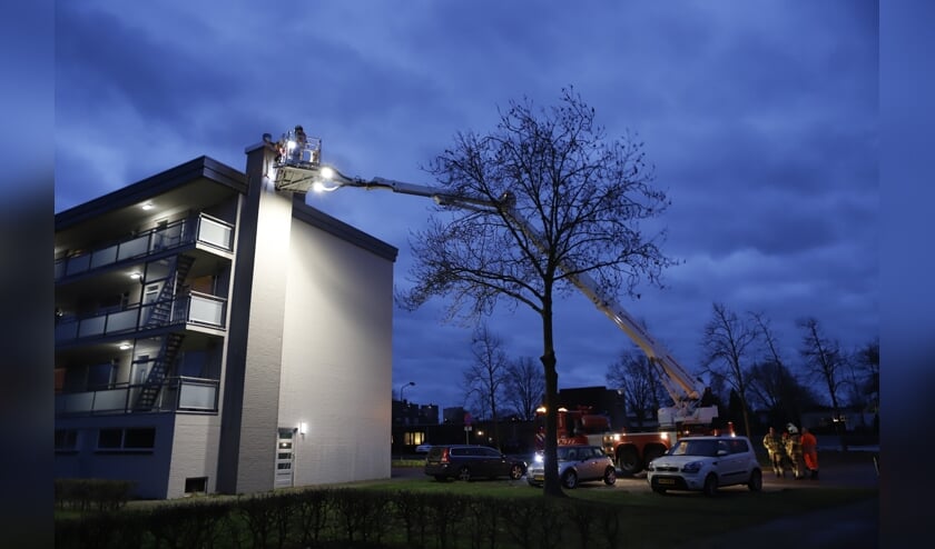 Schoorsteen op flat in Cuijk wankelt door stormwind.