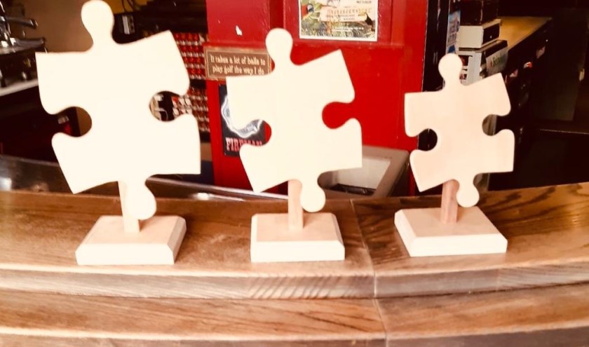 De prijzen voor de eerste Boxmeerse Puzzelwedstrijd.