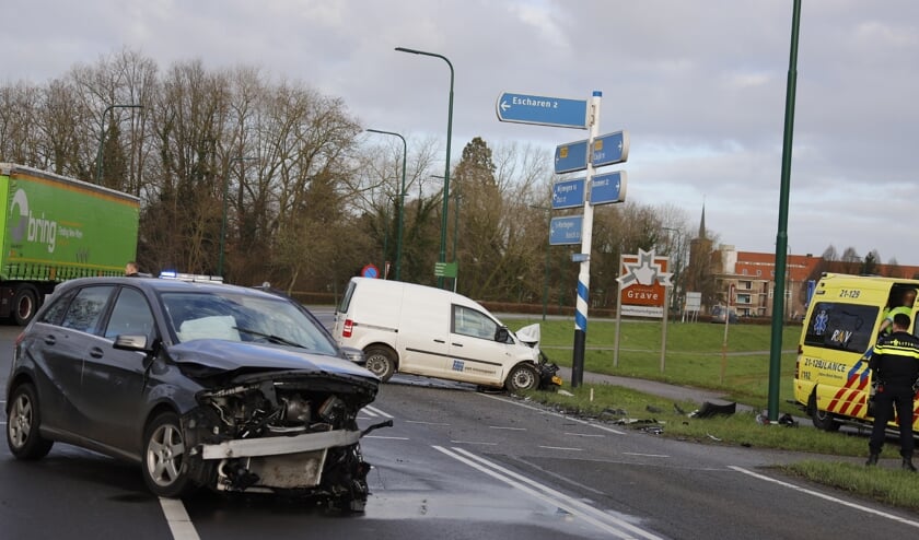 Twee gewonden bij aanrijding op de N321.