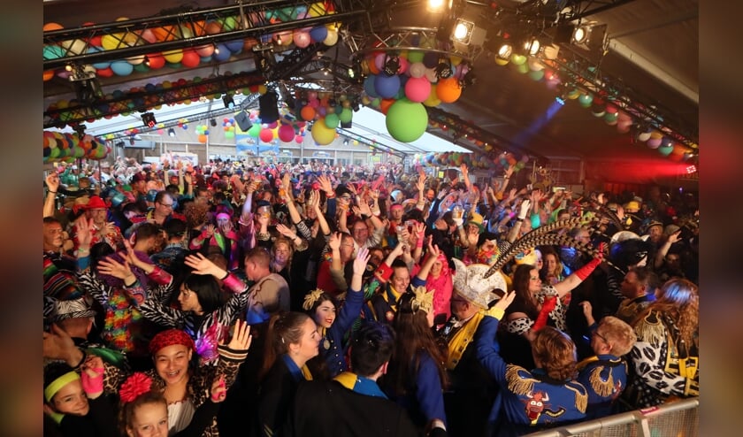 Drukte in de grote tent op het Ossekoppenplein.