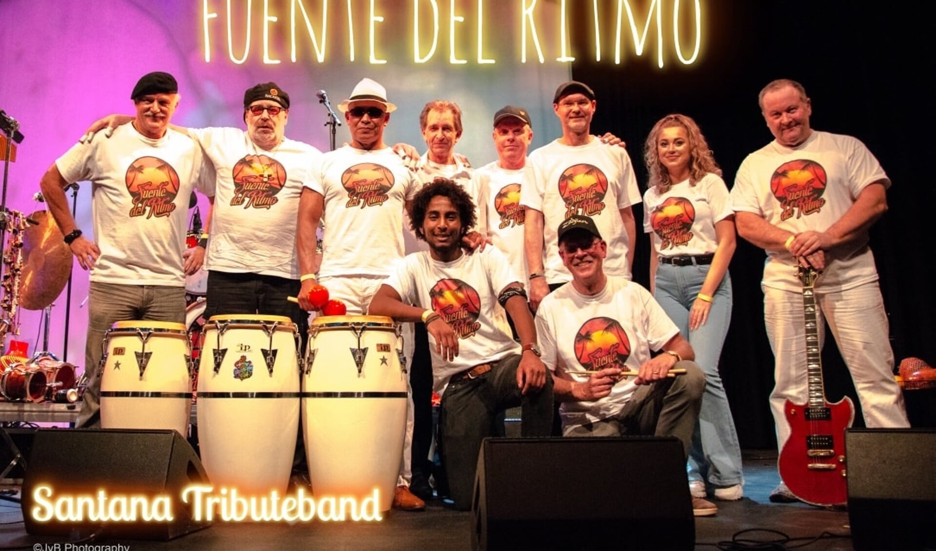De band Fuente Del Ritmo laat het publiek swingen.