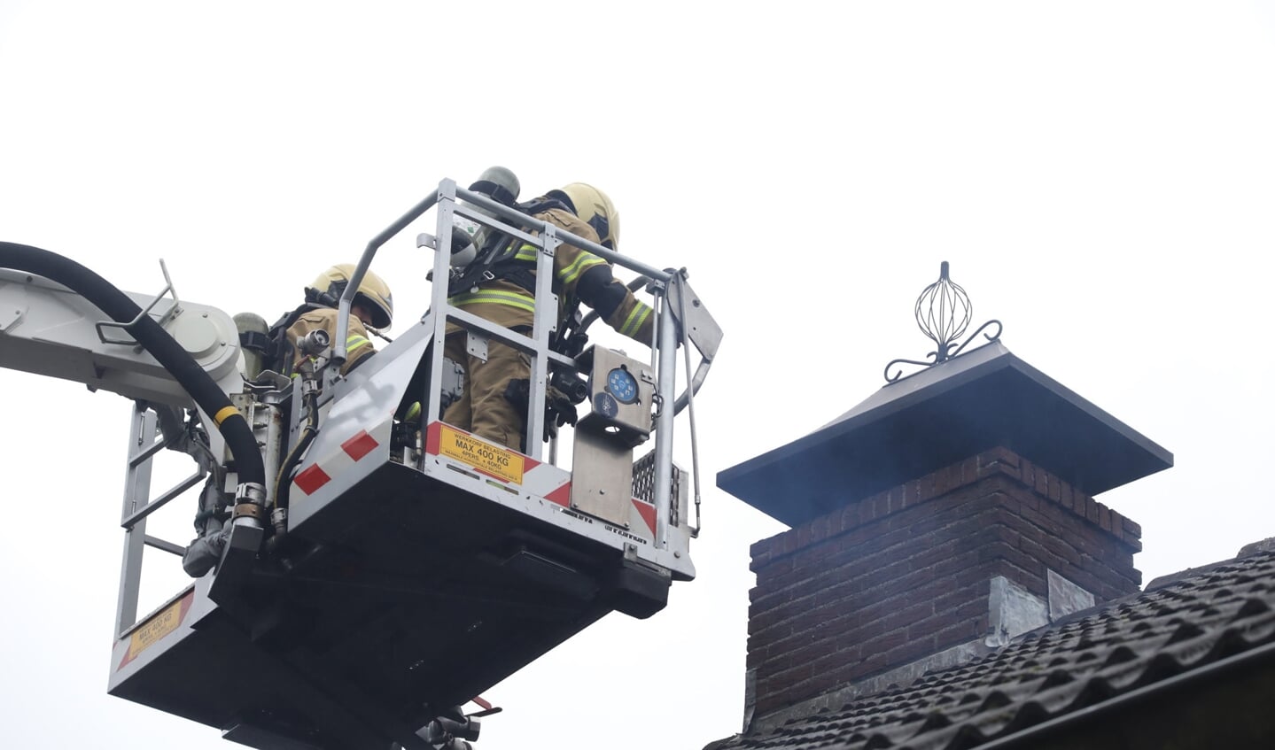 Brandweer opgeroepen voor schoorsteenbrand in Heischeutstraat. (Foto: Gabor Heeres, Foto Mallo)