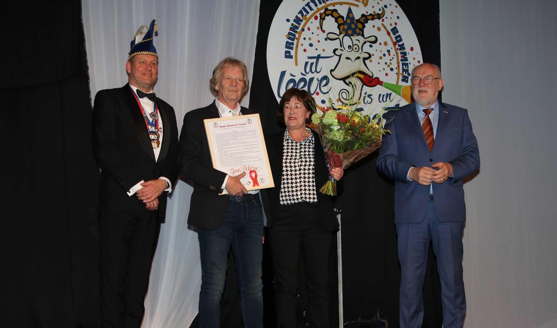 Jan Peters ontving zaterdag de oorkonde 'Moed, Beleid, Trouw' uit handen van de Boxmeerse burgemeester Karel van Soest.