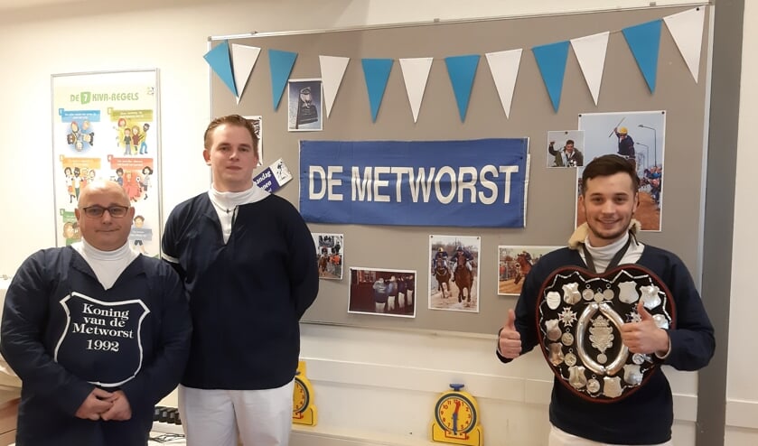 Frank van Eck (oud-Koning 1992), Pepijn Peters (Bestuurslid) en Metworstkoning Roy van Eck.