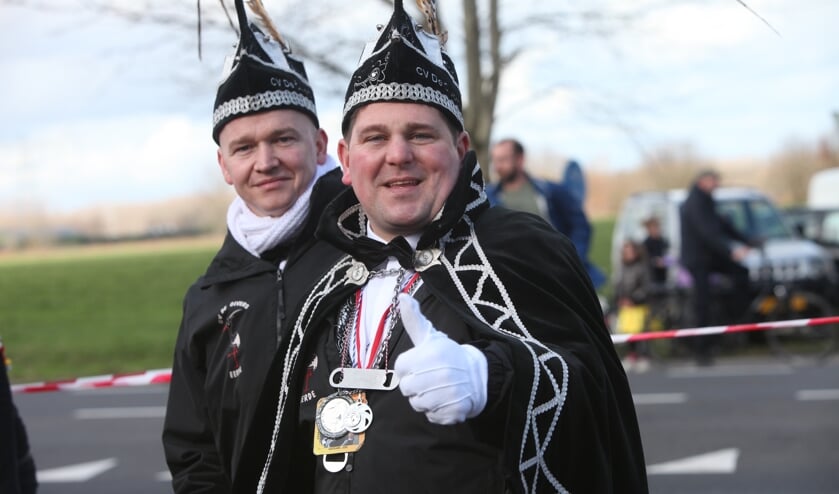 Prins Marc steekt zijn duim omhoog voor het mooie weer en optocht