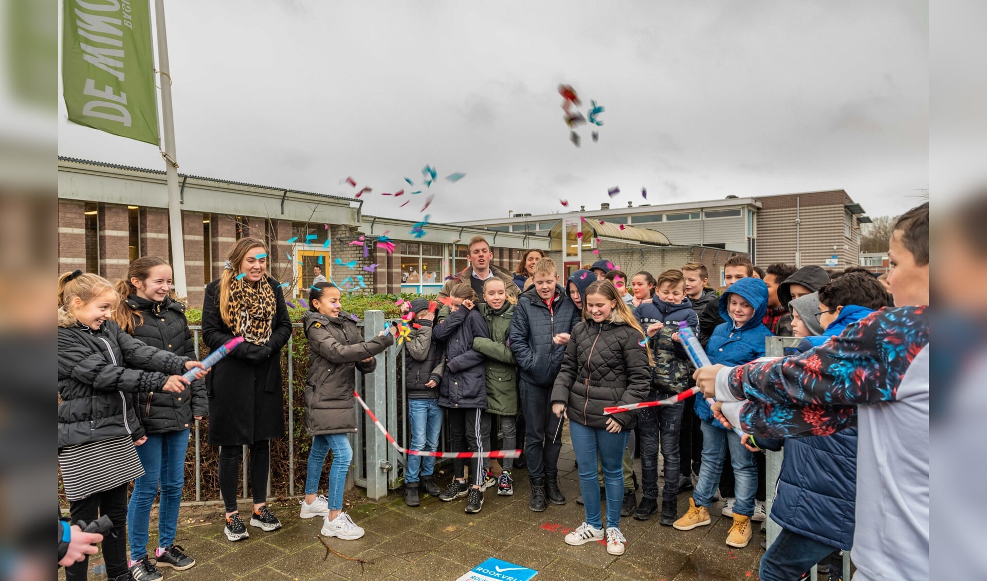 Leerlingen openden afgelopen dinsdag de rookvrije zone bij basisschool De Wingerd in Cuijk.