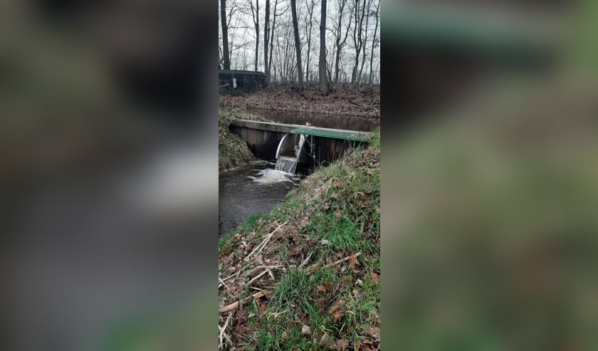Stuw waterinlaat Peelkanaal in de Kleine Beek.