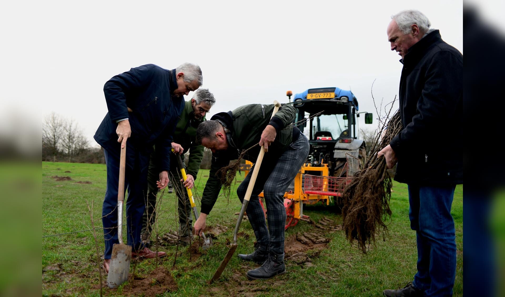 Wethouder Gerard Stoffels, directeur van de VNC Jaap Dirkmaat en boswachter van Staatsbosbeheer Gert van Duuren hebben de eerste meidoorns geplant.