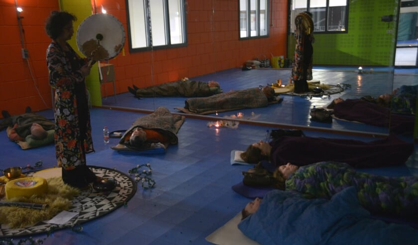 Jacintha tijdens een les groeps-soundhealing. (foto: Henk Lunenburg)