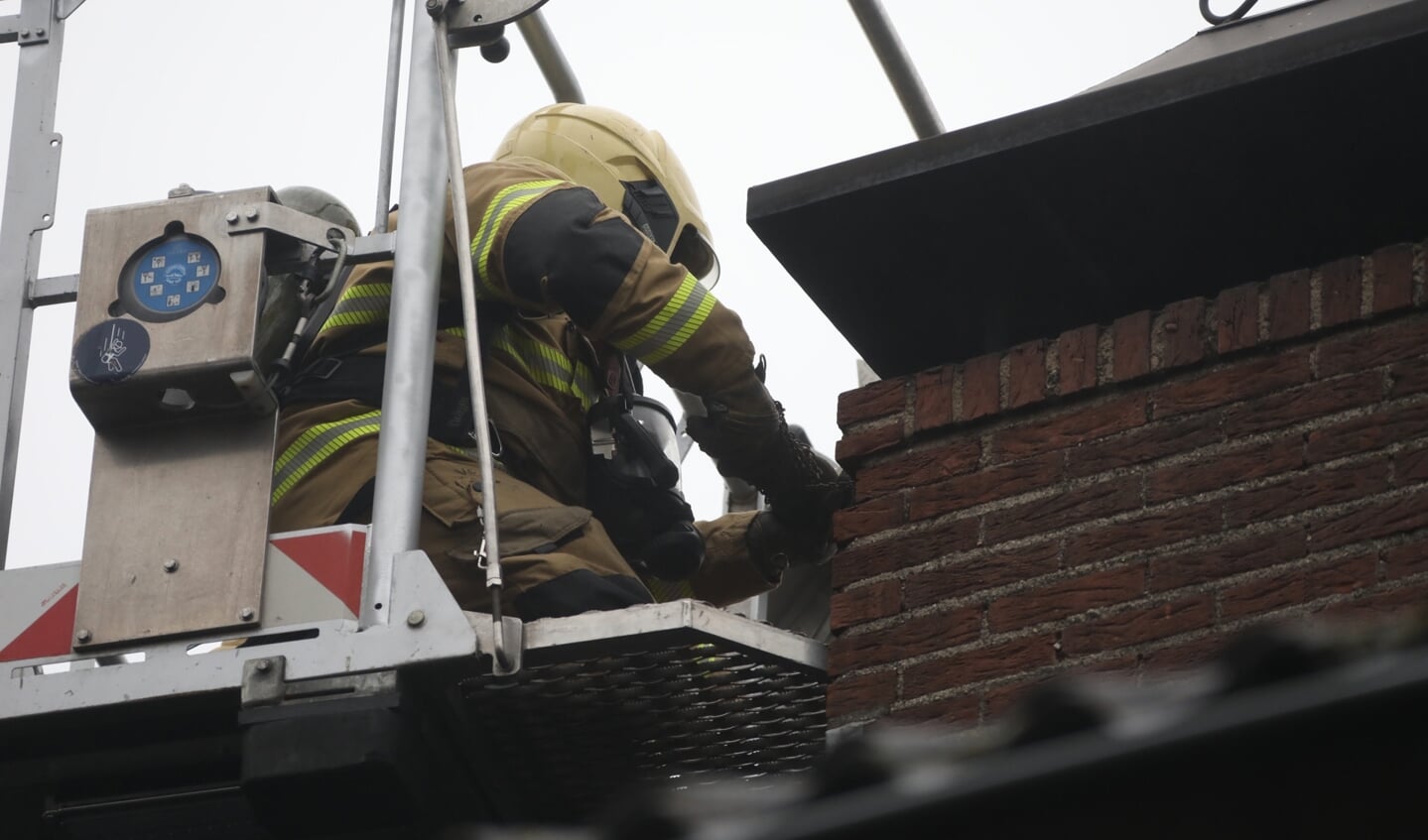 Brandweer opgeroepen voor schoorsteenbrand in Heischeutstraat. (Foto: Gabor Heeres, Foto Mallo)