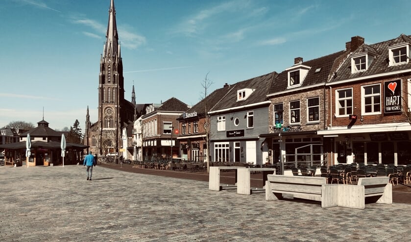De zon schijnt, maar de terrassen zijn leeg en de winkelstraten zijn extreem rustig.