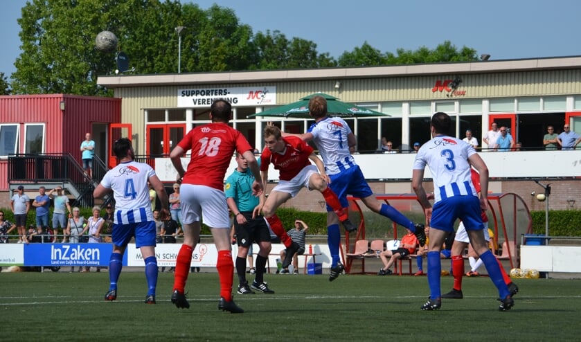 De financiële problemen bij JVC Cuijk zouden volgens VVD-raadslid Arthur Baudet een kapstok kunnen zijn voor fusiebesprekingen. 'Als gemeente wat bieden aan de clubs.' (foto: Gerno de Haas)