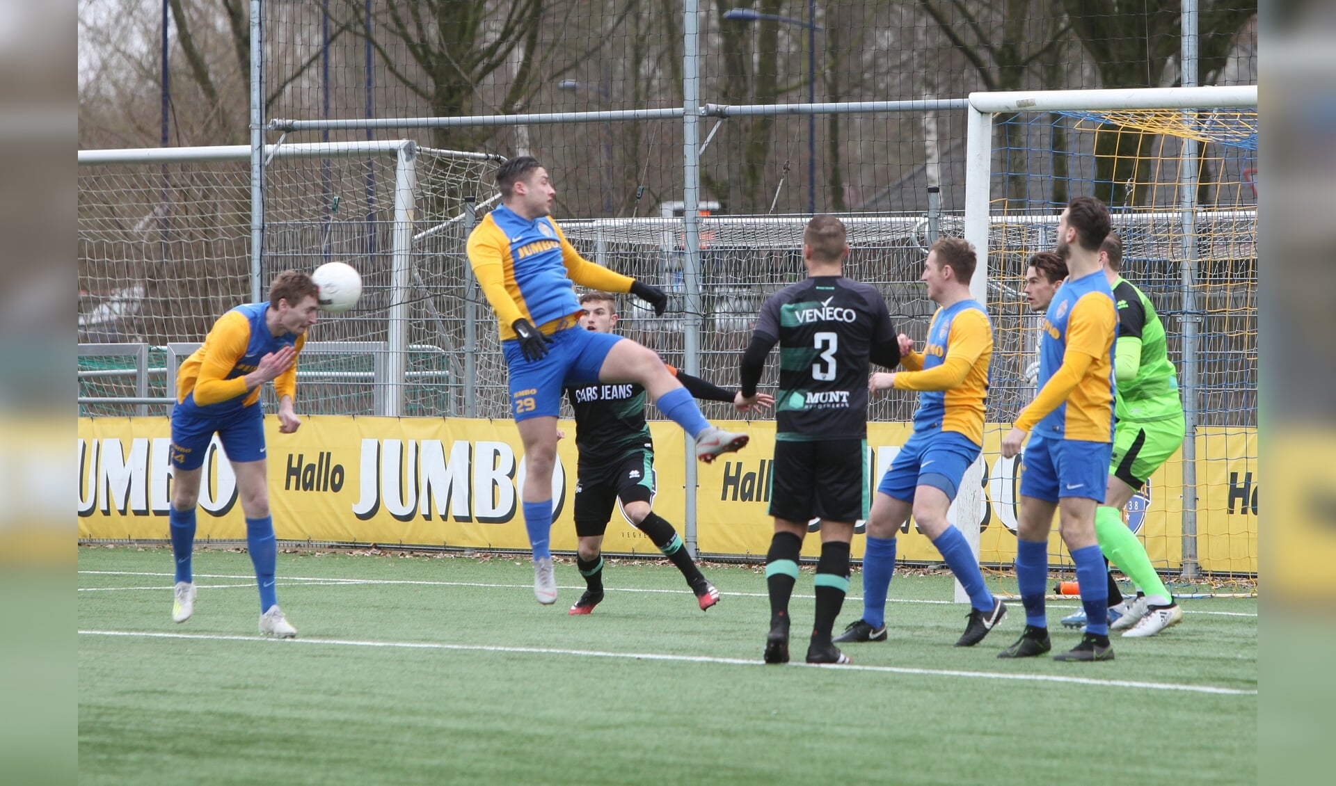 Niels Wouters kopt de 1-0 binnen