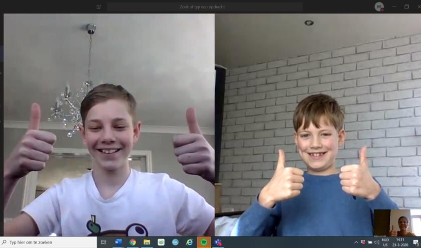 Een screenshot van de klassenconsultatie. Pim en Niels steken hun duim op naar juffrouw Rientje.