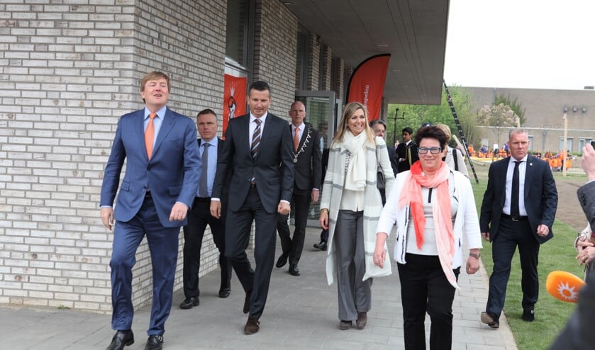 Ellen Vos (rechts) gaat voorop tijdens een rondleiding in en om de school tijdens de Koningsspelen in 2017. De Koning en Koningin volgen.