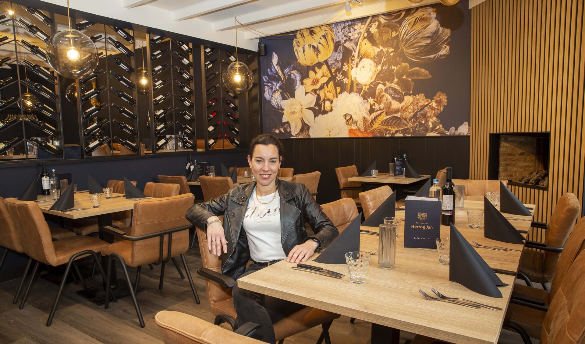 Tamara van Asseldonk zit vol trots in haar compleet gerenoveerde restaurant. 