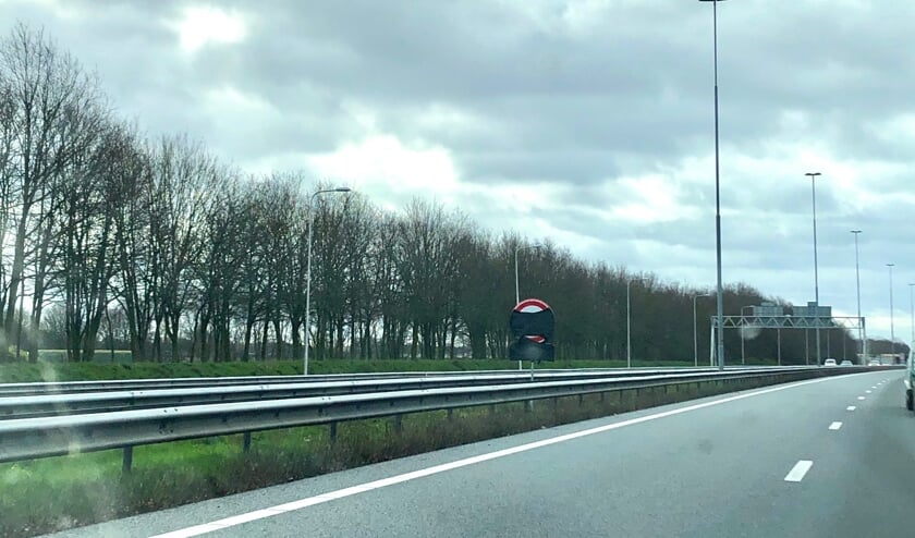 De nieuwe 100 km/uur-borden langs de A73 zijn al geplaatst.