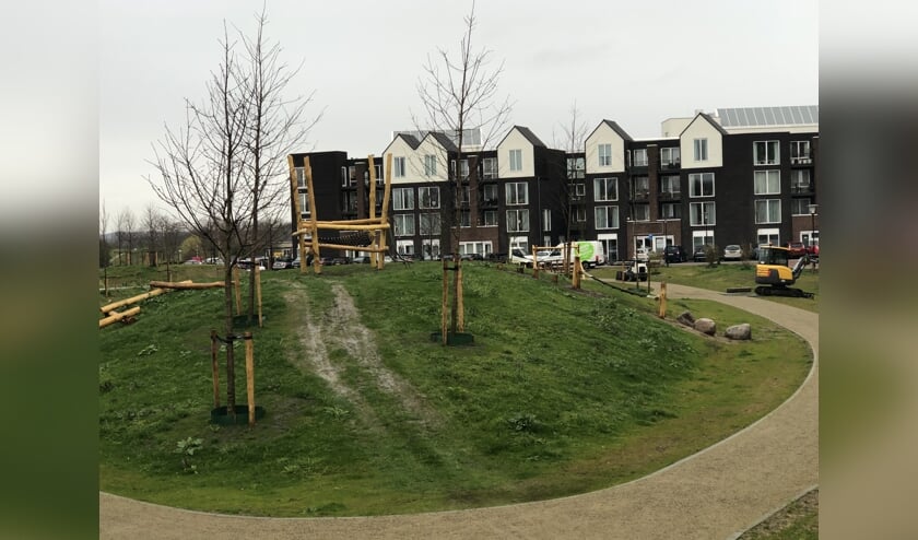 Gennep plantte al tientallen struiken in het park achter de Weverflat. (foto: Jos Gröniger)
