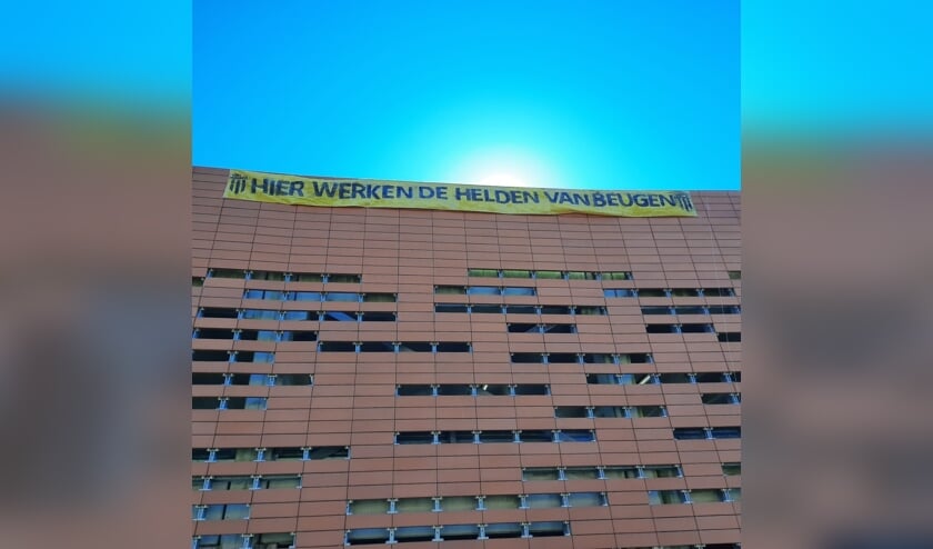 Ook voetbalvereniging VIOS'38 heeft een spandoek opgehangen om de medewerkers van het Maasziekenhuis te steunen.