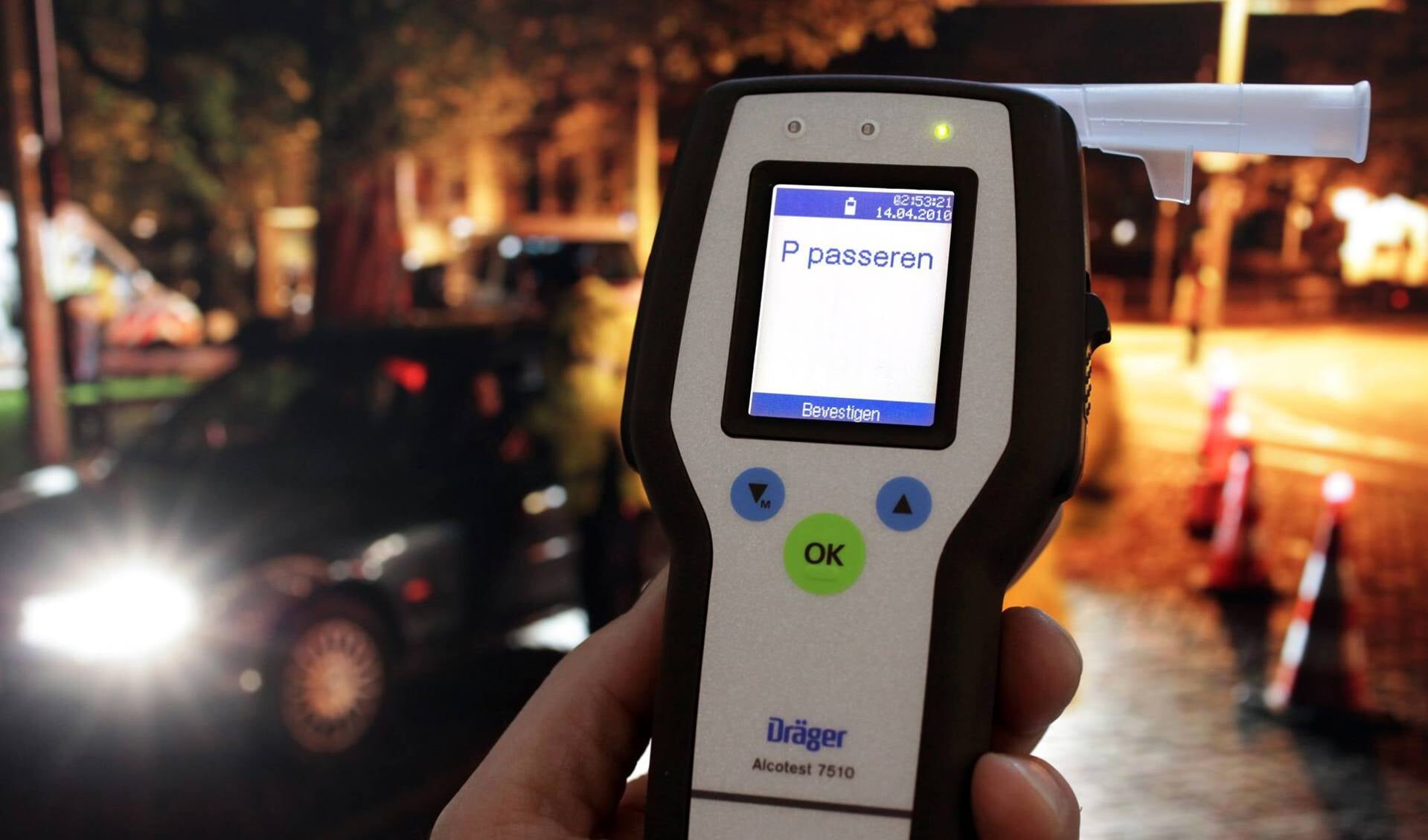 Bij een alcoholcontrole in Sint Hubert raakt automobilist rijbewijs kwijt. (foto: Politie Cuijk)