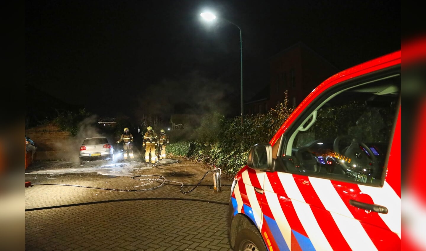 Vierde autobrand in korte tijd in Berghemse straat. (Foto: Gabor Heeres, Foto Mallo)
