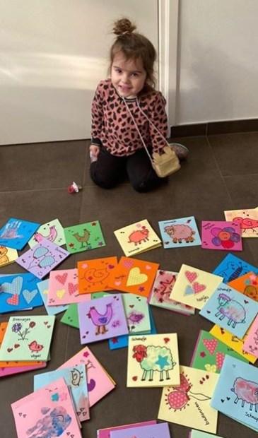 Nina bij een deel van de kaartjes.