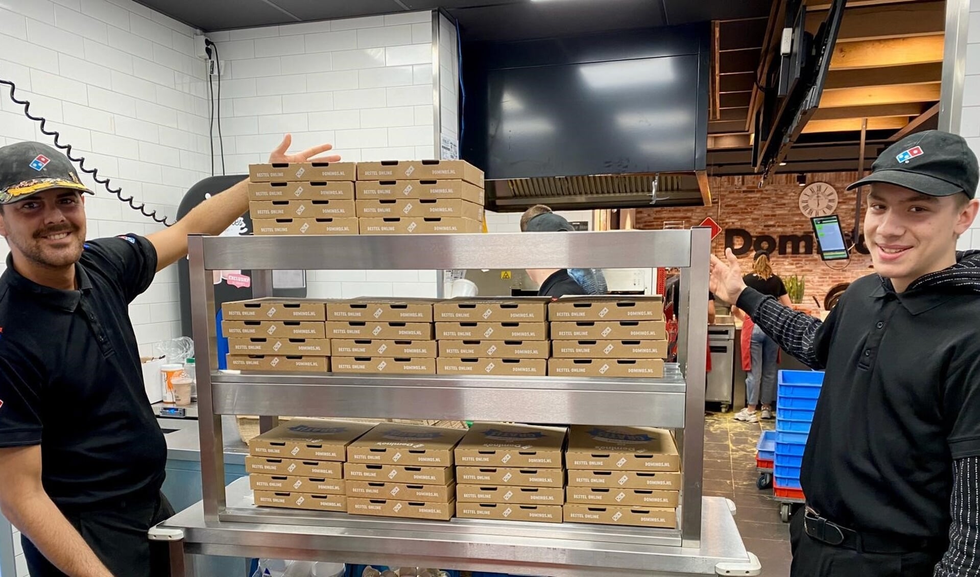 Domino's heeft voor al het zorgpersoneel in de regio gratis pizza's gebakken. 