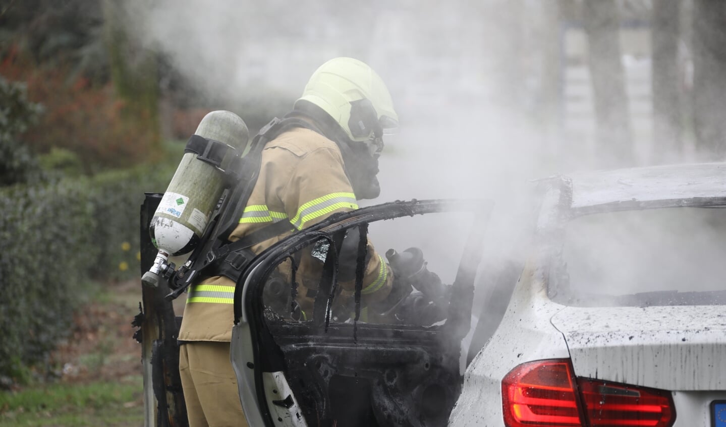 Brandweer in de Burgemeester van Erpstraat in Berghem. (Foto: Gabor Heeres, Foto Mallo)
