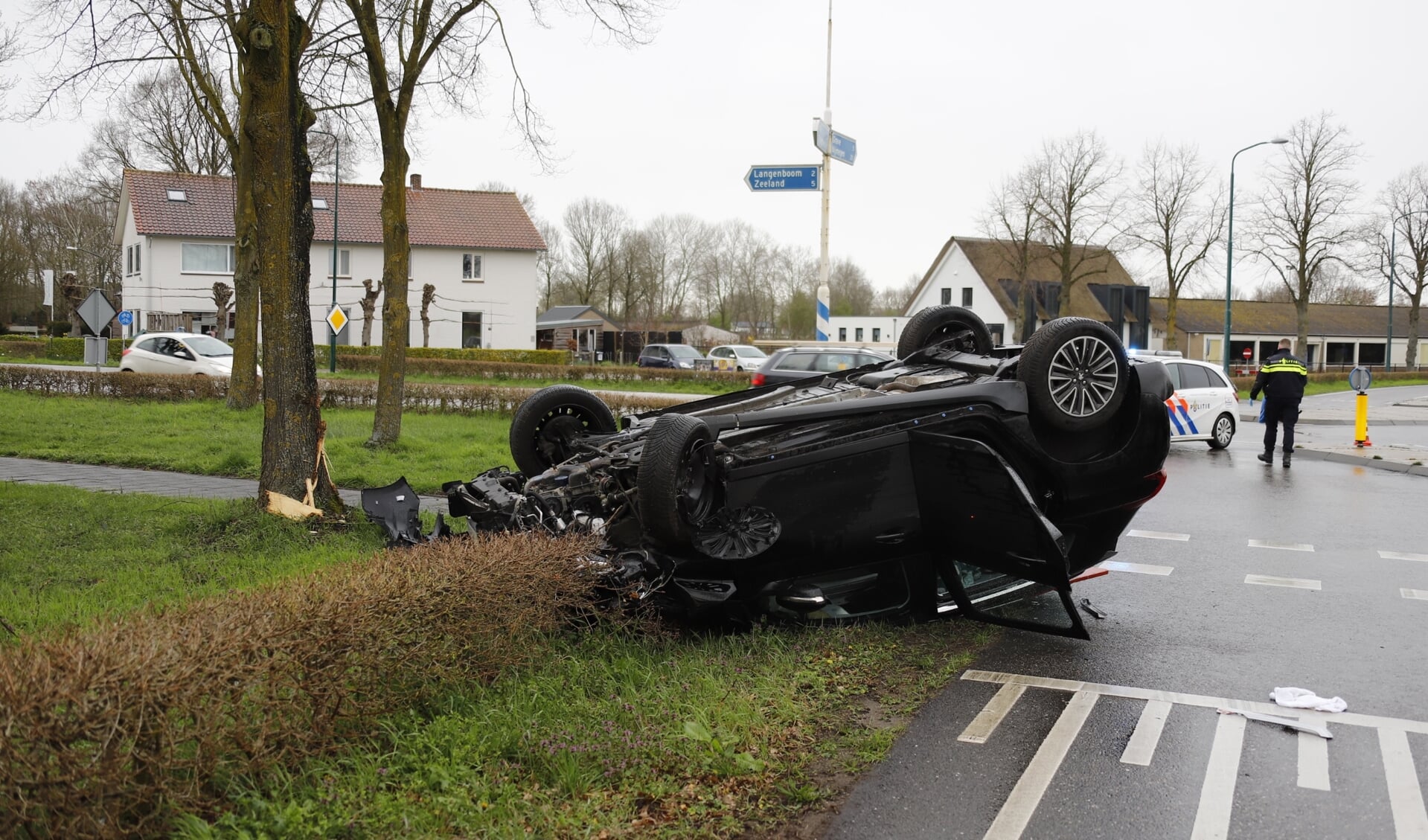 In Langenboom is een automobilist de macht over het stuur verloren en op de kop beland.