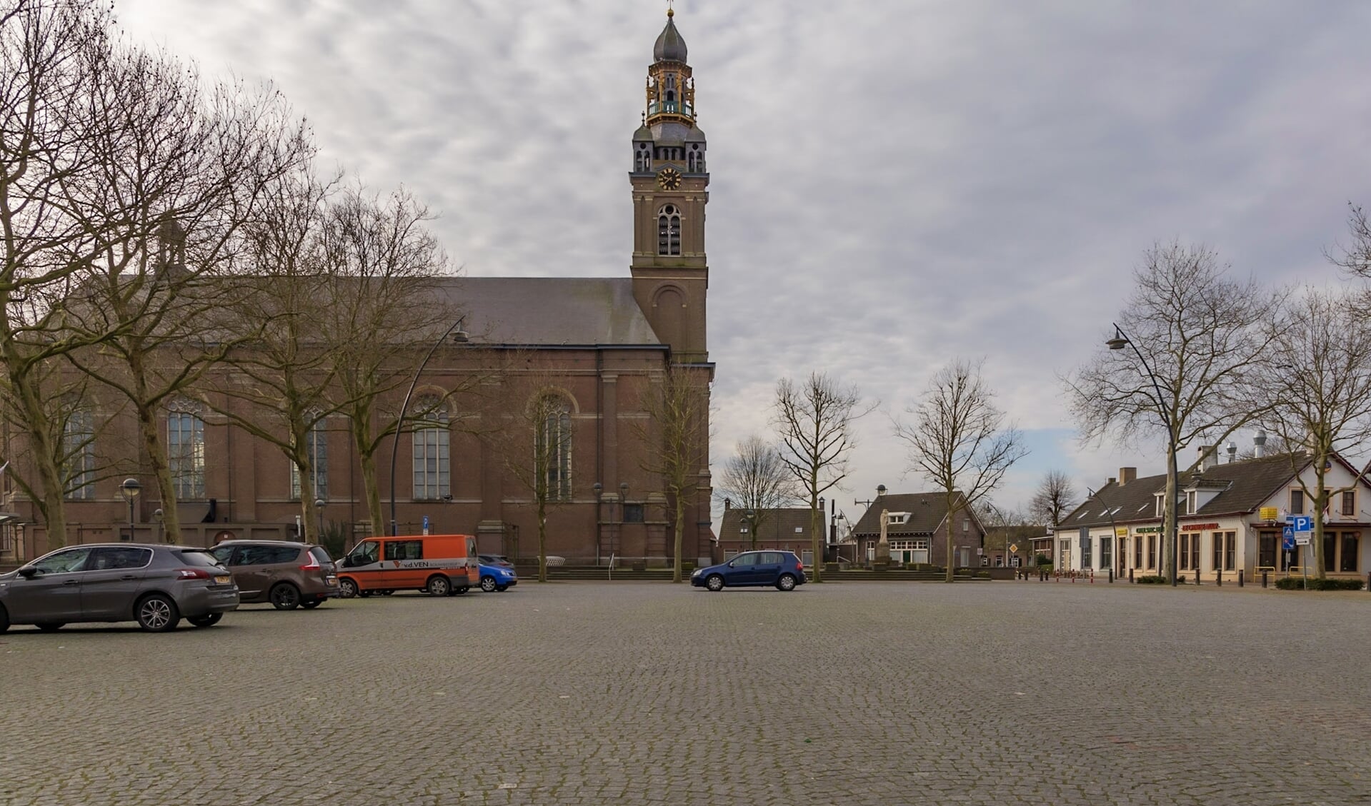 Het Hertog Janplein in Erp met op de achtergrond de kerk.