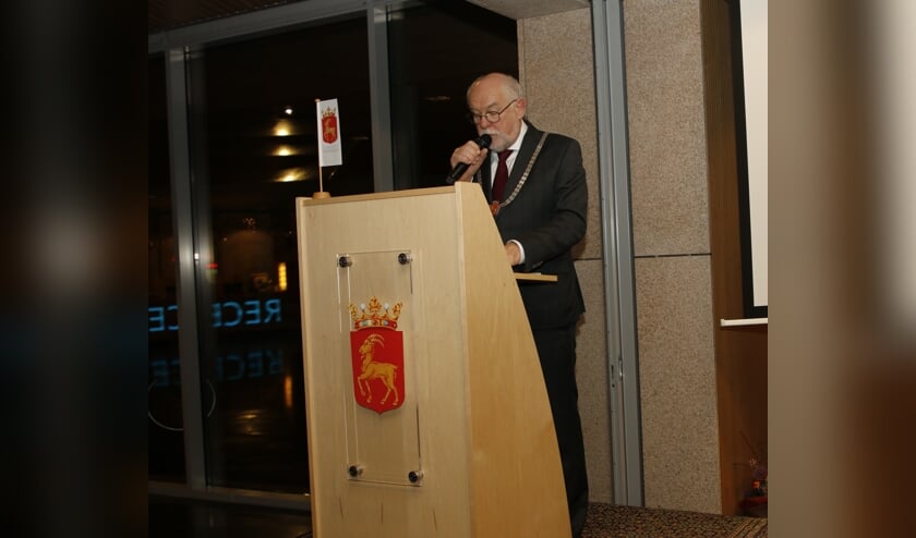 Burgemeester Karel van Soest roept op afstand te houden en binnen te blijven.
