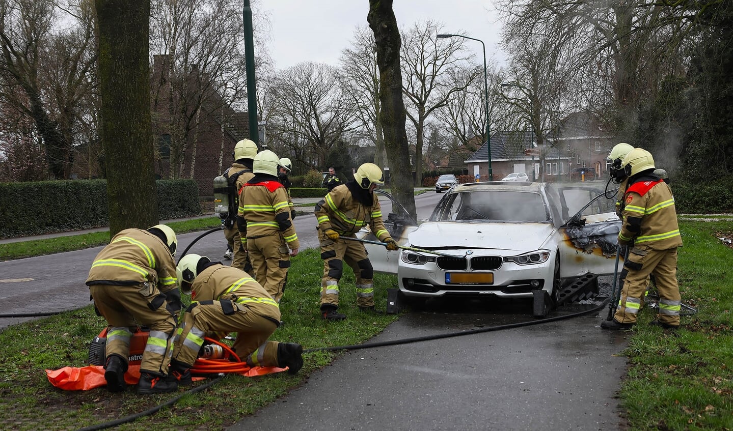 Brandweer in de Burgemeester van Erpstraat in Berghem. (Foto: Gabor Heeres, Foto Mallo)